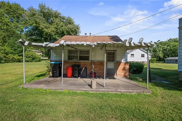 2119 Woodbine Dr, Hermitage, PA 16148