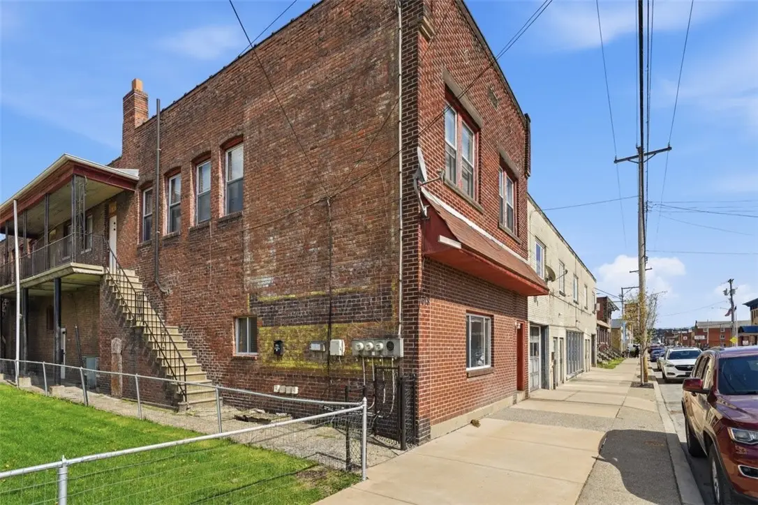 618 Broadway Ave, Stowe, PA 15136 - #1