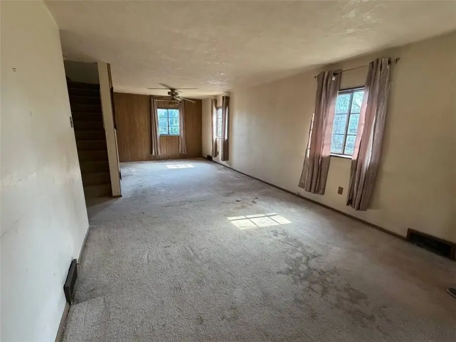 432 Mary St, Jeannette, PA 15644 - #2