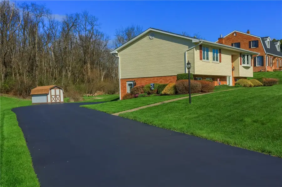 1123 Brookshire Dr, New Castle, PA 16101 - #2