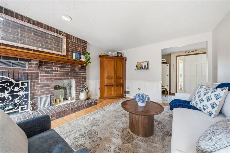 623 W Parliament Dr, Coraopolis, PA 15108 - #3