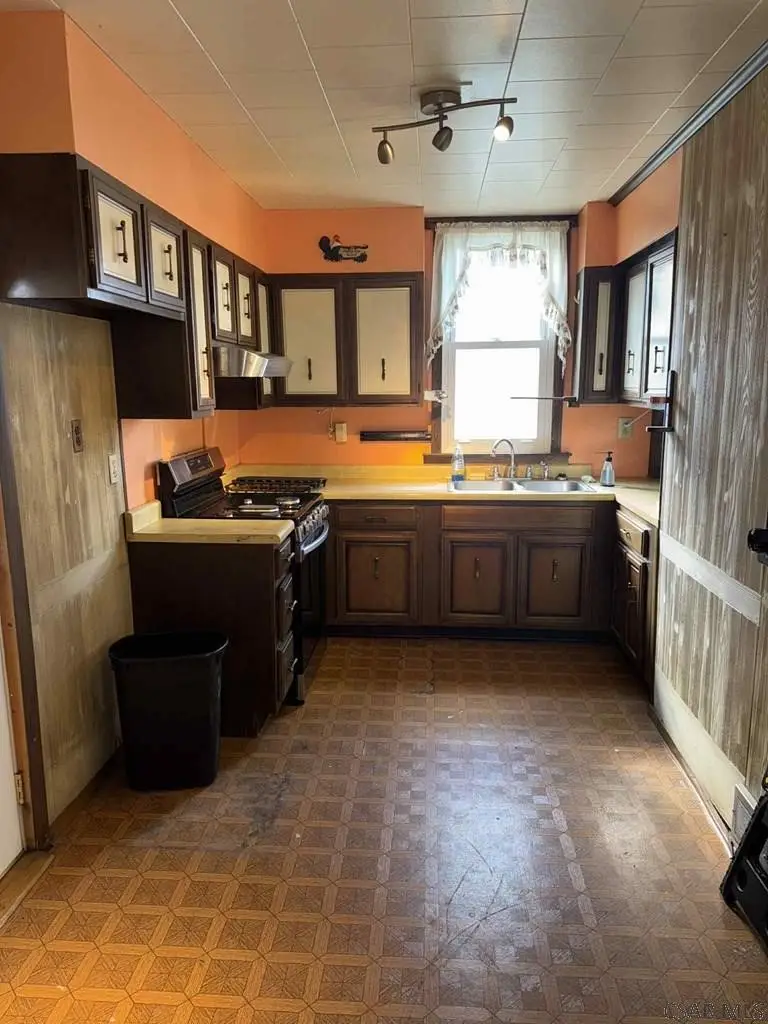 910 Harrison Ave., Jeannette, PA 15644 - #2