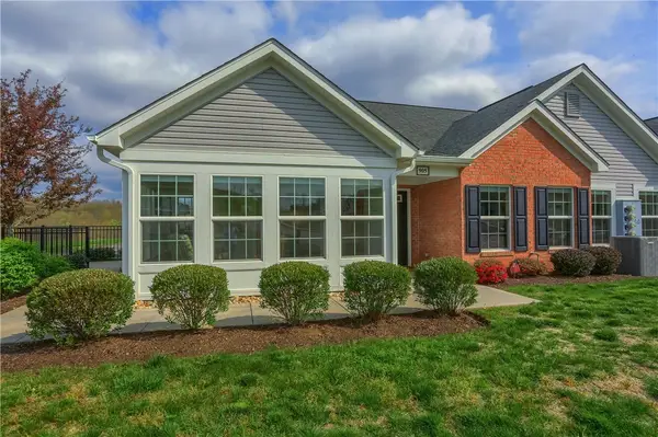 905 Spring Valley Dr, Zelienople, PA 16063