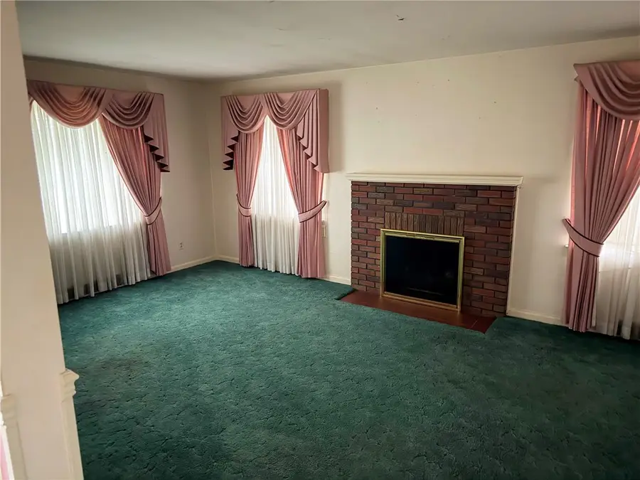 423 E Hazelcroft Ave, New Castle, PA 16105 - #2