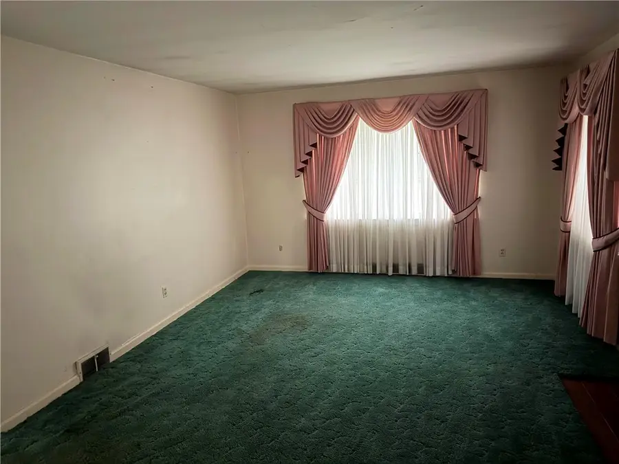 423 E Hazelcroft Ave, New Castle, PA 16105 - #3