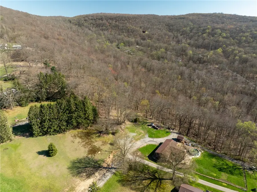 221 Malvina Ln, Latrobe, PA 15650 - #2