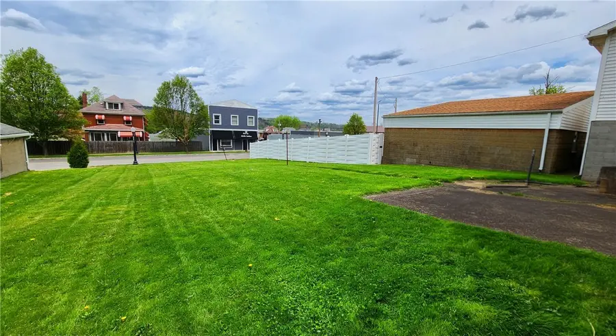 1104 Center Ave, Ellwood City, PA 16117 - #3