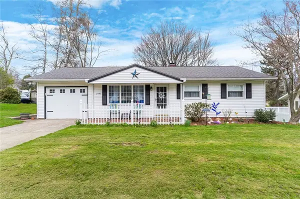 2445 Victoria Dr, Hermitage, PA 16148