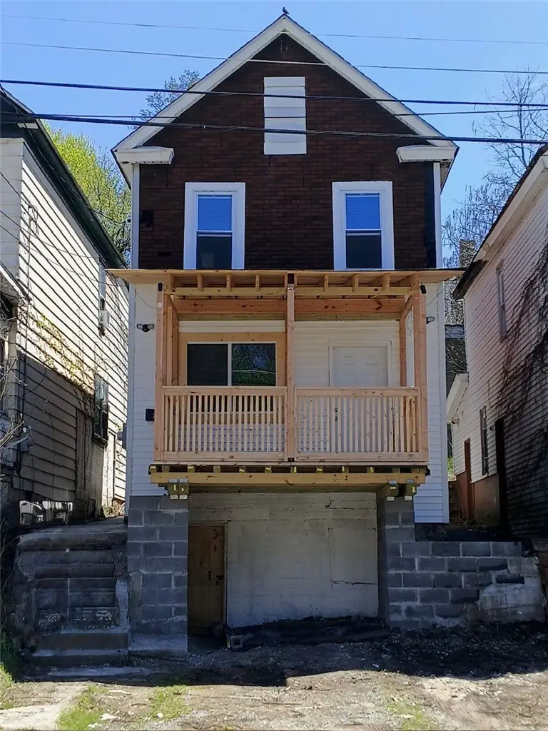 210 N 4th St, Jeannette, PA 15644 - #1