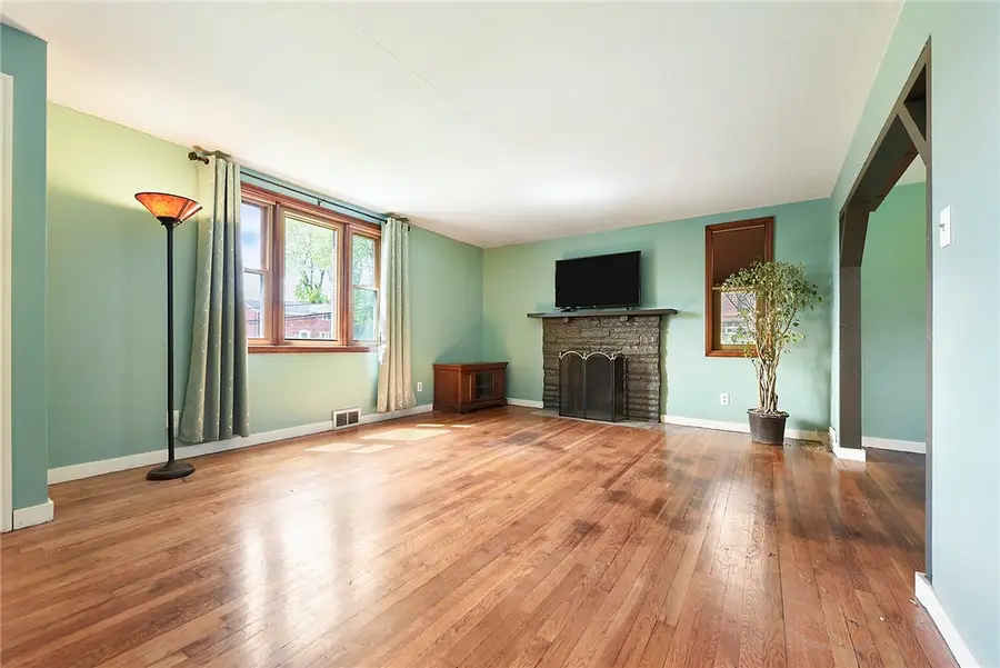 131 Sylvania Dr, Pittsburgh, PA 15236 - #3