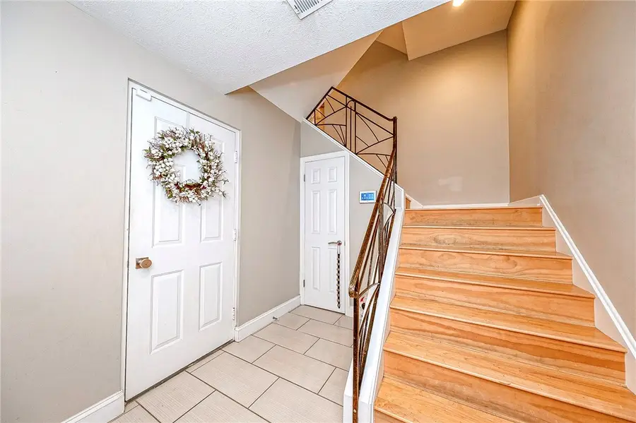 136 Glenwood Dr, Monroeville, PA 15146 - #2