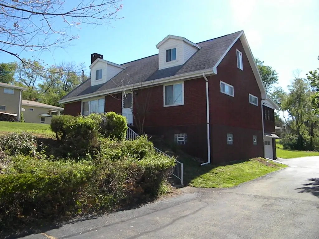 861 Macarthur Dr, Irwin, PA 15642 - #1