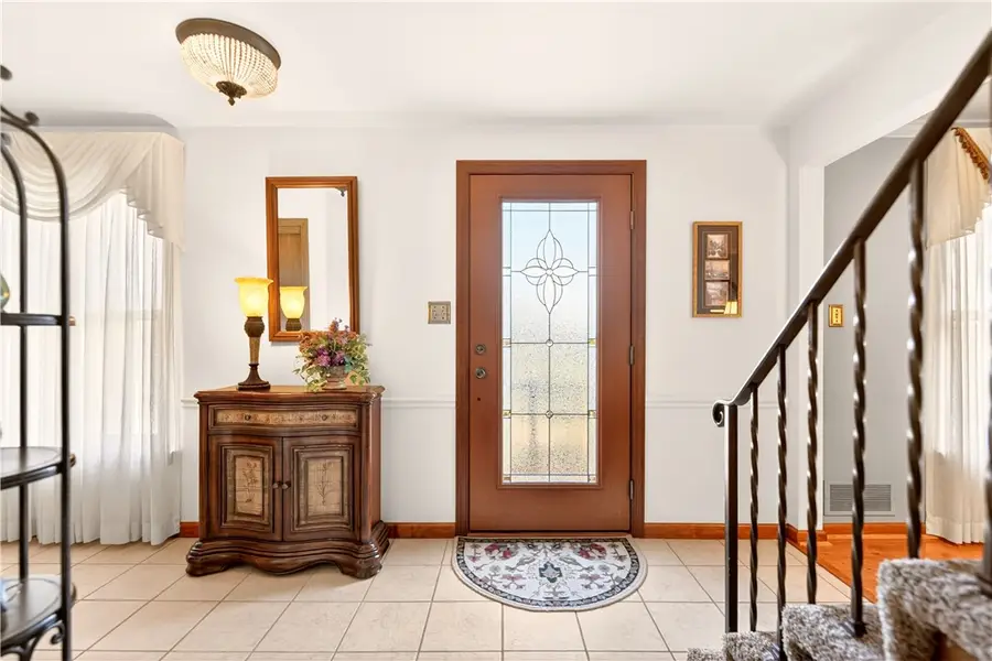 1024 Surrey Woods Rd, Bethel Park, PA 15102 - #2