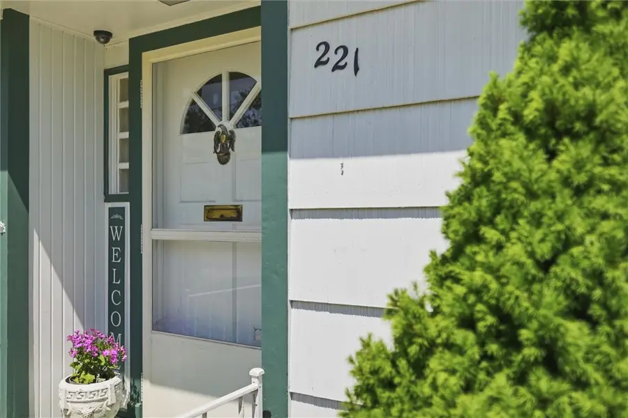 221 E Edgewood Avenue, New Castle, PA 16105 - #2