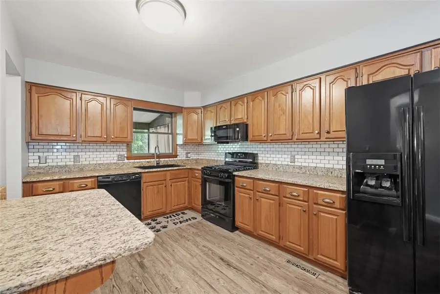 606 Canterbury Dr, Coraopolis, PA 15108 - #2