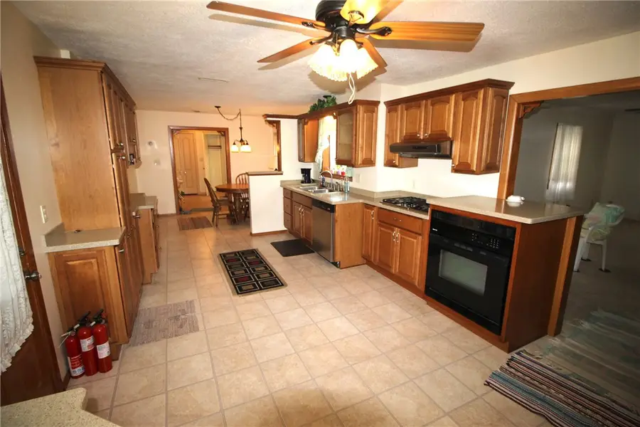 409 Avalon Dr, New Castle, PA 16101 - #2