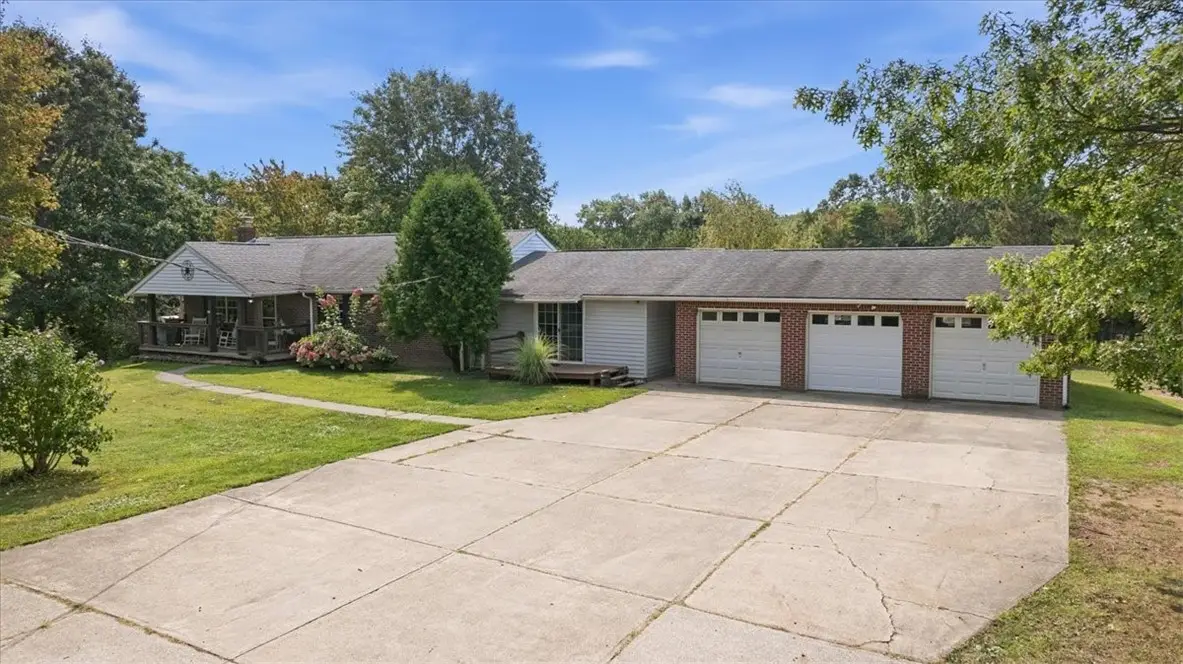 130 Fobes Dr, Clinton, PA 15026 - #1