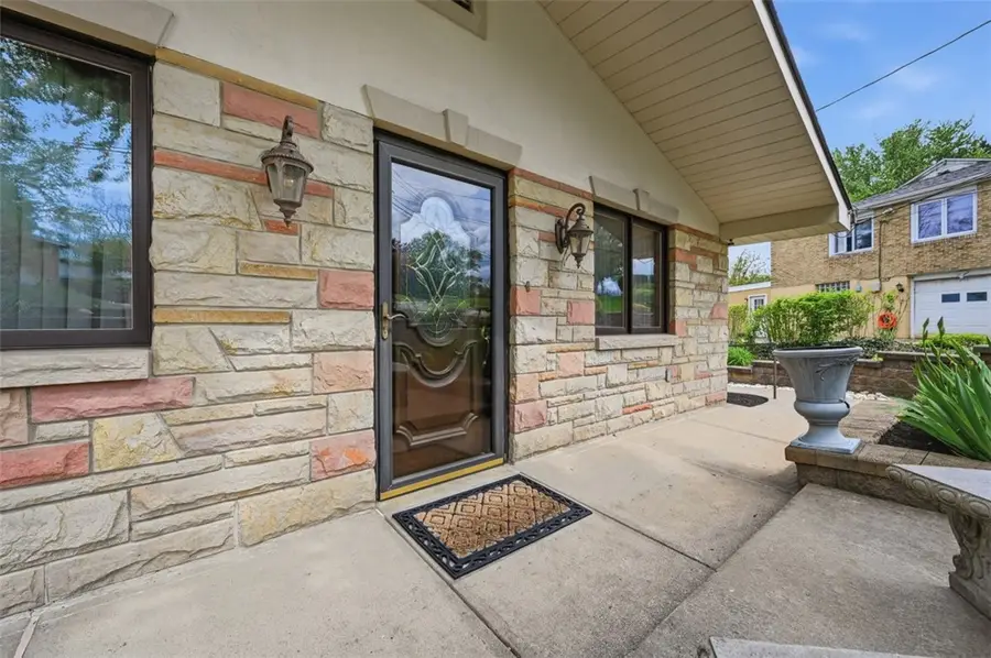 226 Williamsburg Dr, Monroeville, PA 15146 - #2