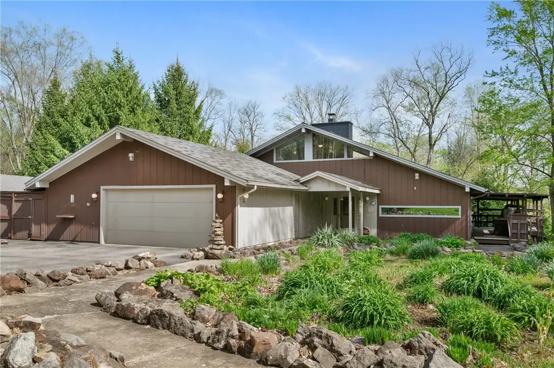 3132 Lake Rd, New Castle, PA 16102 - #1
