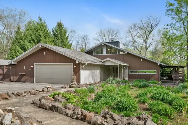 3132 Lake Rd, New Castle, PA 16102