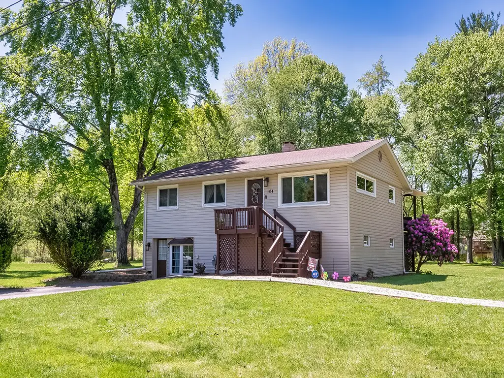 104 Lakewood Dr, Ellwood City, PA 16117 - #1