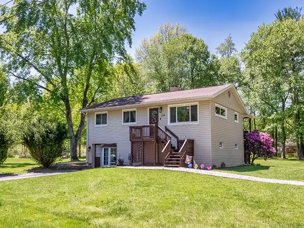 104 Lakewood Dr, Ellwood City, PA 16117