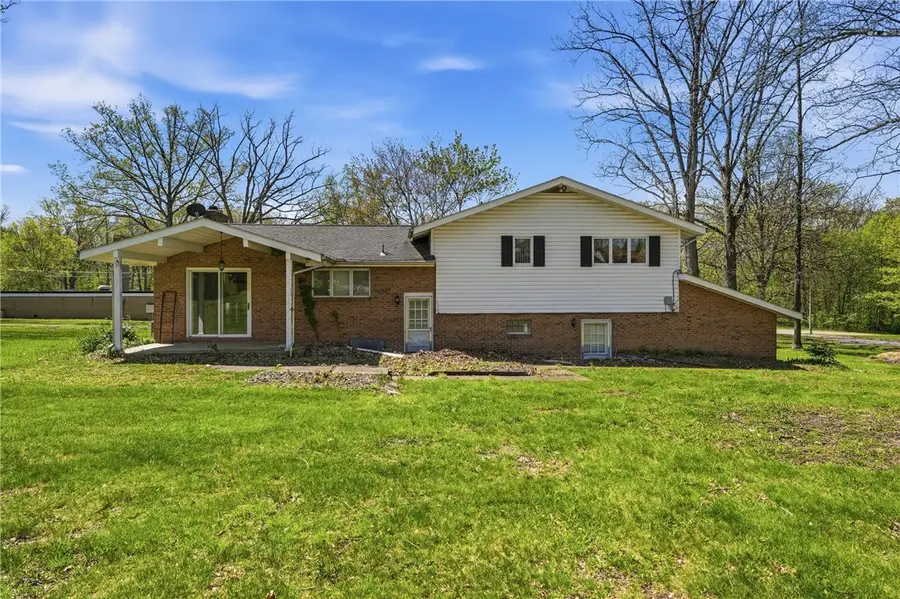 1908 Memorial Dr, Farrell, PA 16121 - #3