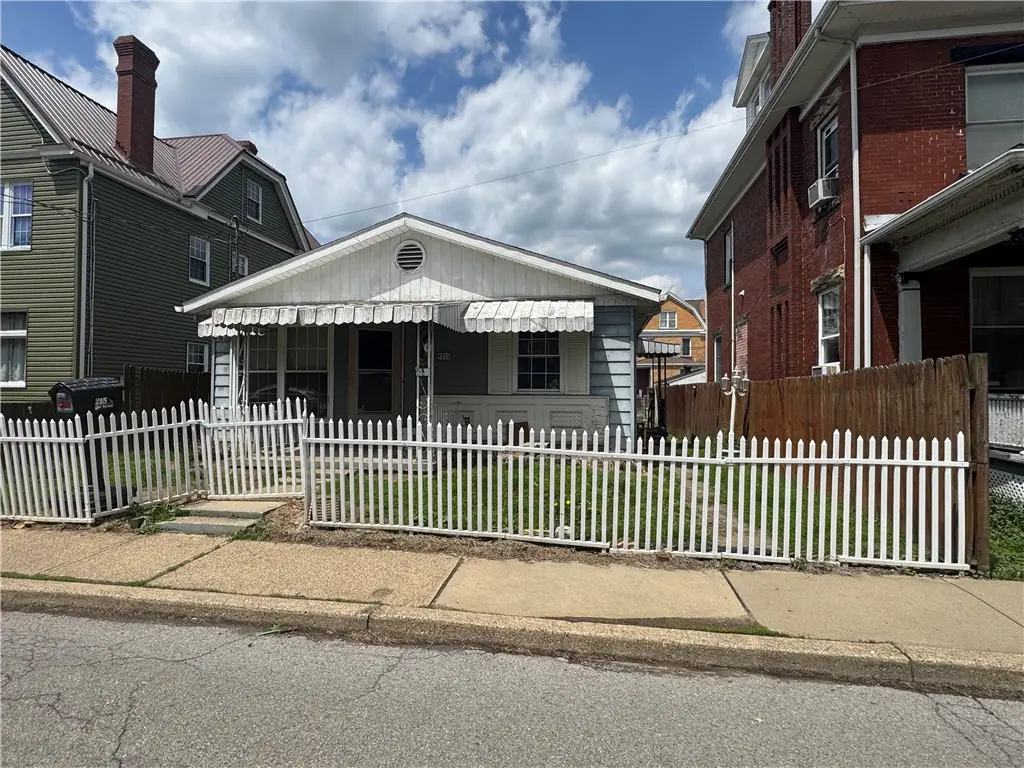 215 Maple St, Kittanning, PA 16201 - #1