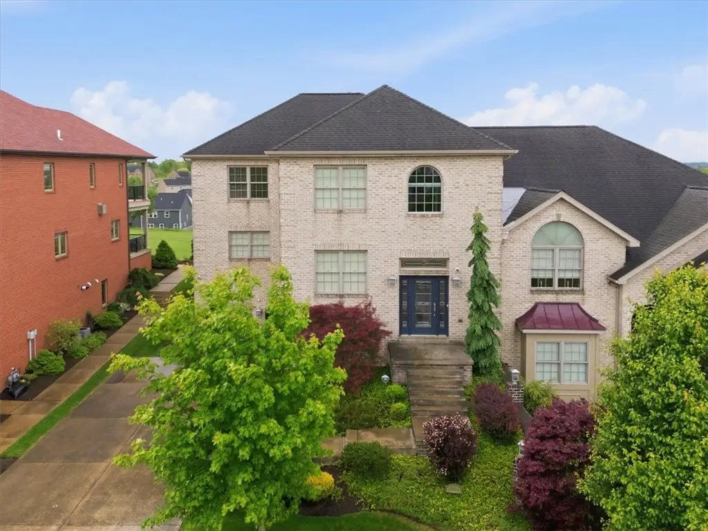 1043 Blackthorne Dr, Jeannette, PA 15644 - #1