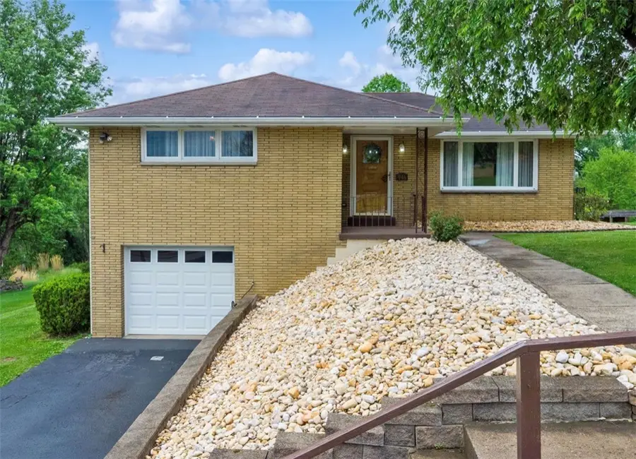 946 Pearis Rd, Elizabeth, PA 15037 - #2