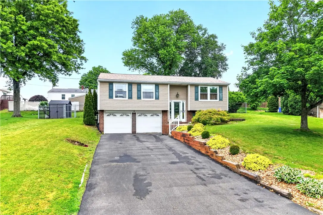 215 Princeton Dr, Aliquippa, PA 15001 - #1