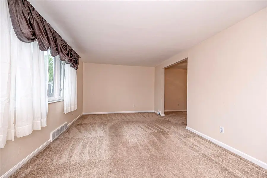 553 Invicta Dr, Pittsburgh, PA 15235 - #2