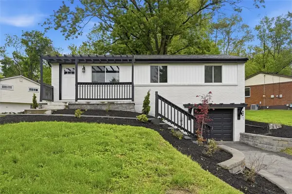 270 Fiesta Dr, Pittsburgh, PA 15239