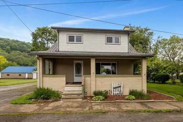 407 4th St, Darlington, PA 16115
