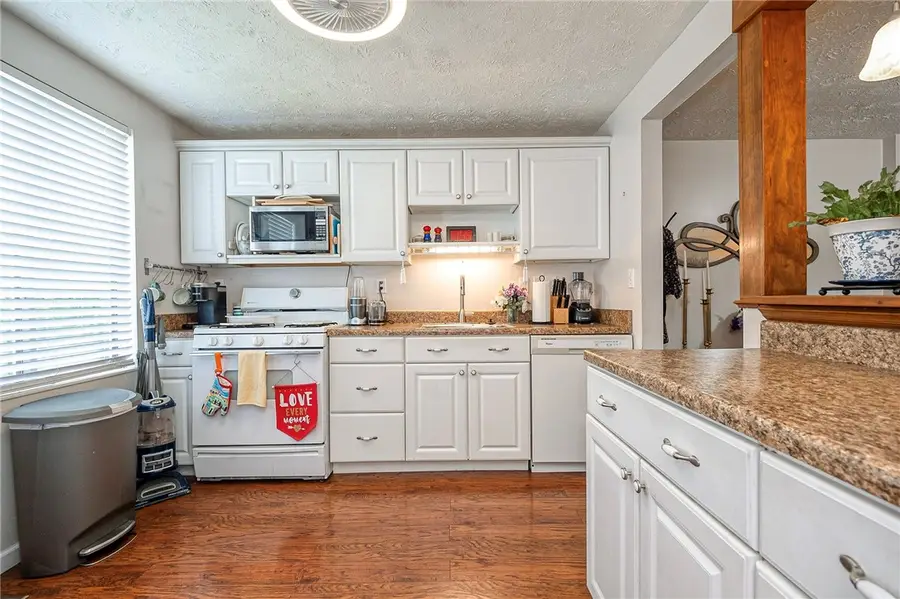 417 Lark Tree Cir, Bridgeville, PA 15017 - #2