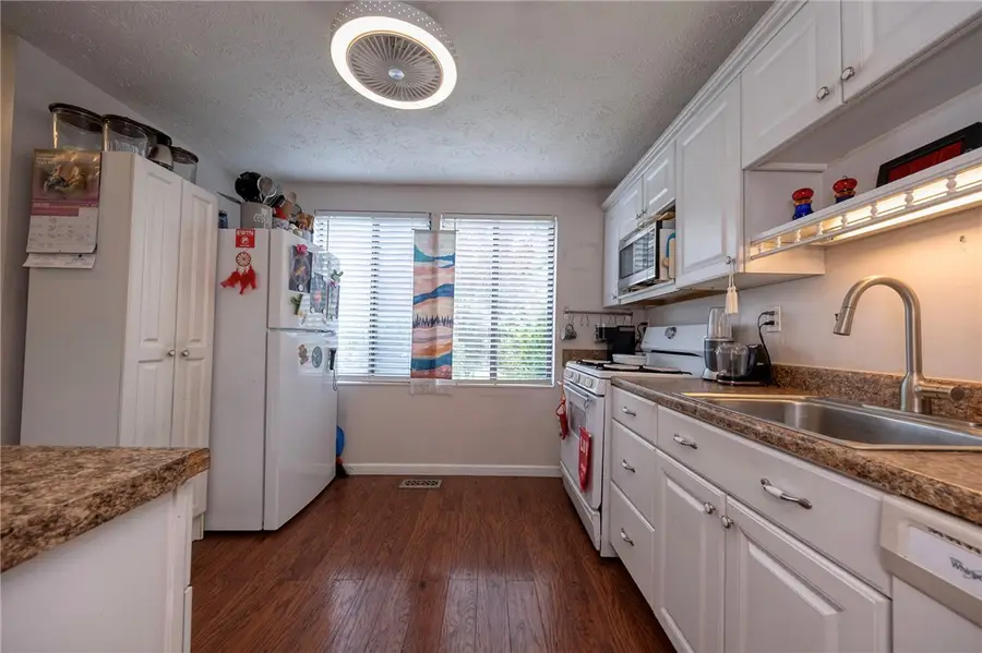417 Lark Tree Cir, Bridgeville, PA 15017 - #3