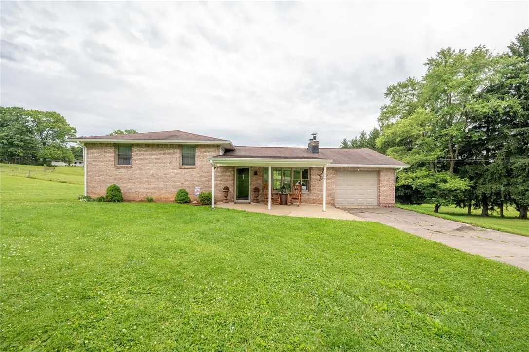 319 White Fence Ln, Latrobe, PA 15650 - #1