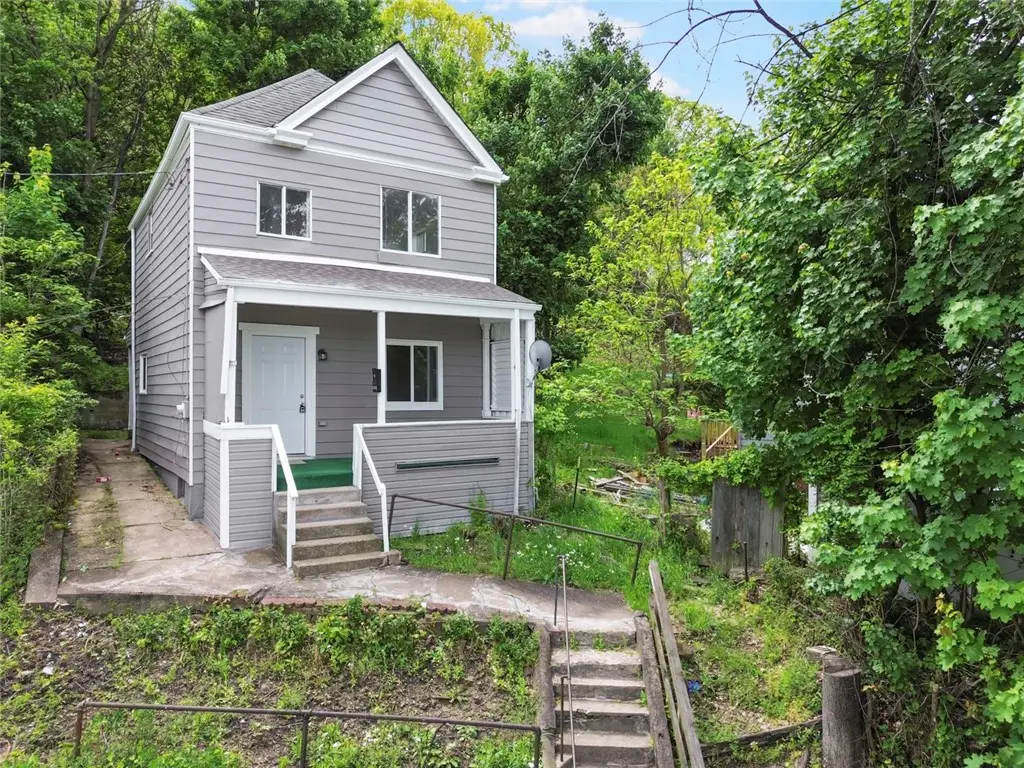916 Sarah St, Homestead, PA 15120 - #1