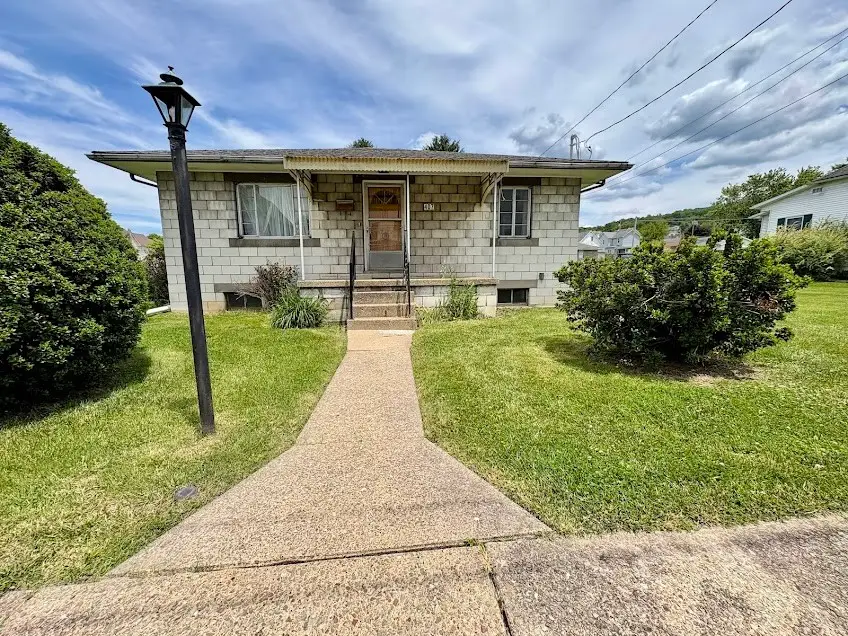407 Vine St, Connellsville, PA 15425 - #1