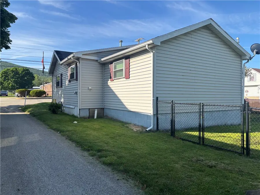 109 Paull St, Hopwood, PA 15445 - #2