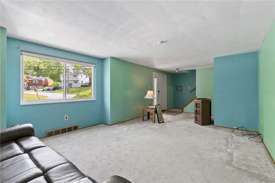 228 Shenandoah Dr, Pittsburgh, PA 15235 - #2