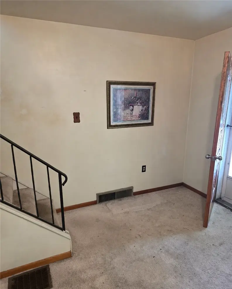 1013 Howell St, Vandergrift, PA 15690 - #2