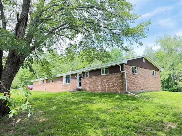 207 Munntown Rd., Eighty Four, PA 15330
