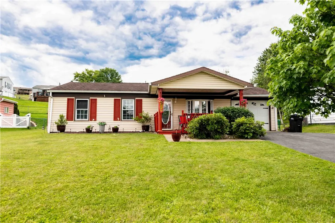 652 Westchester Dr, North Huntingdon, PA 15642 - #1