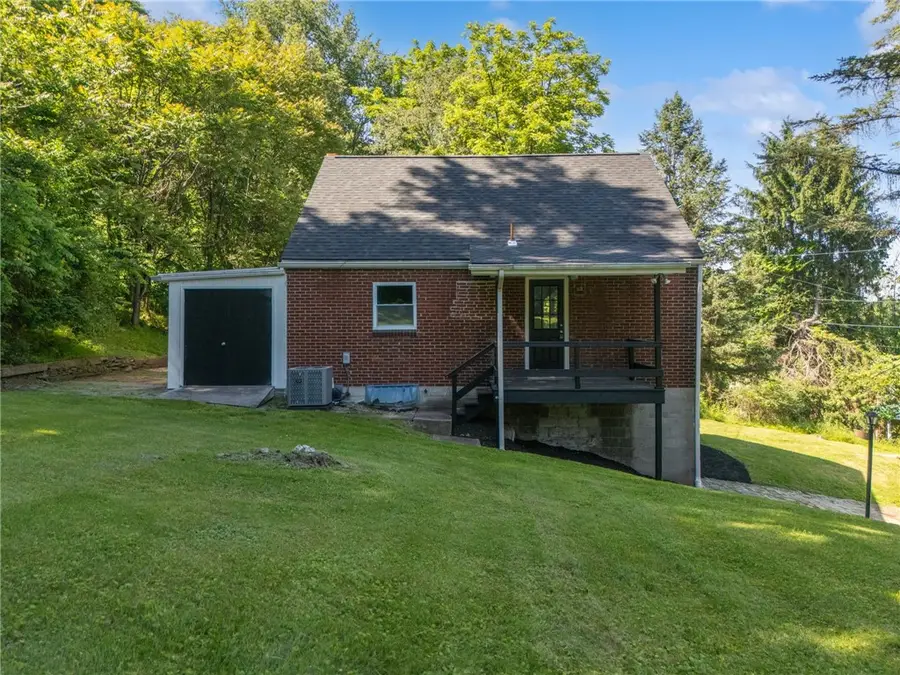 924 Darlington Ave, Jeannette, PA 15644 - #2