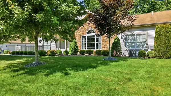 246 Stonegate Blvd, Hermitage, PA 16148
