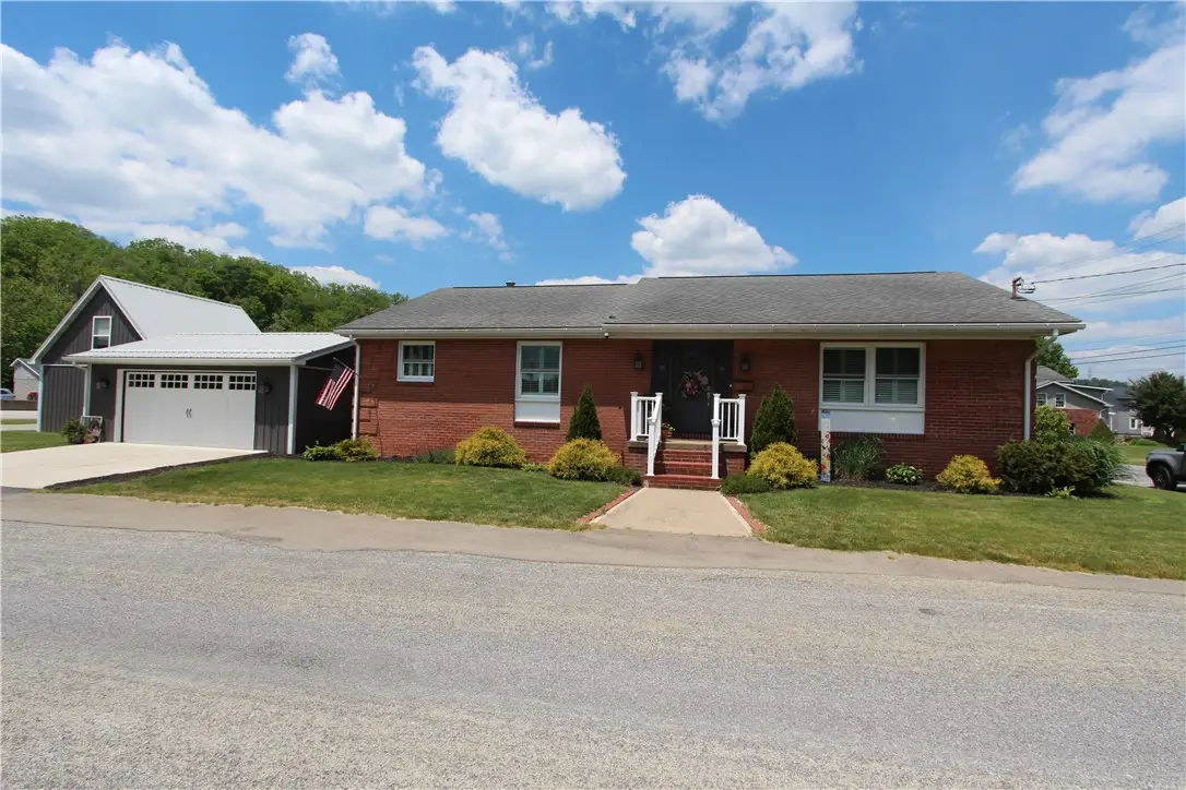 301 W Loyalhanna St, Ligonier, PA 15658 - #1