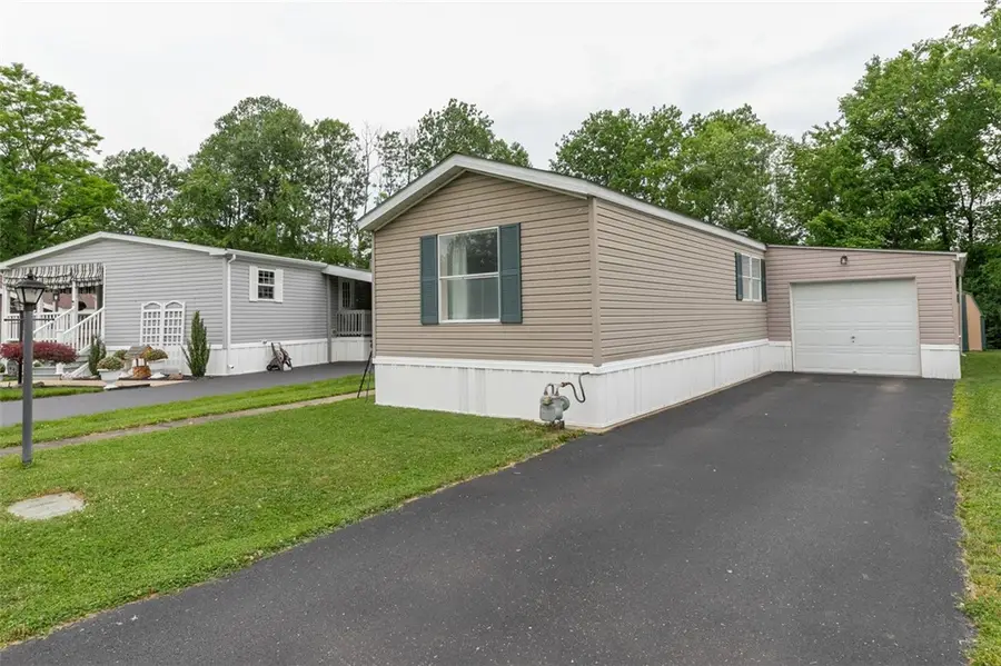 35 Circle Dr, Finleyville, PA 15332 - #2