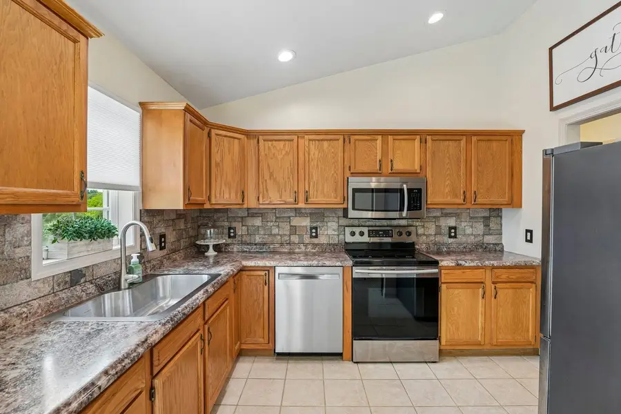 410 Lawnview Ave, New Castle, PA 16105 - #2