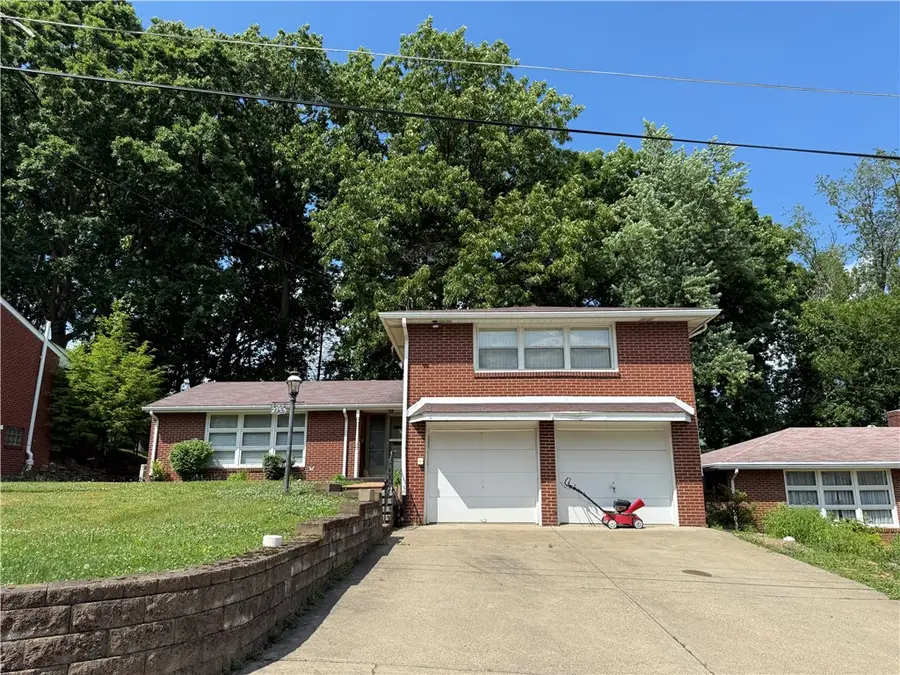 2753 Valleyview Dr, New Kensington, PA 15068 - #2